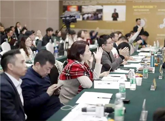 ▲现场互动踊跃发言各抒己见，碰撞大家的智慧