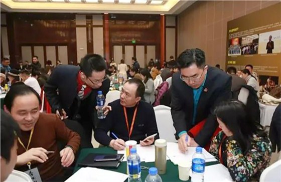 ▲现场有专业考官和顾问老师答疑
