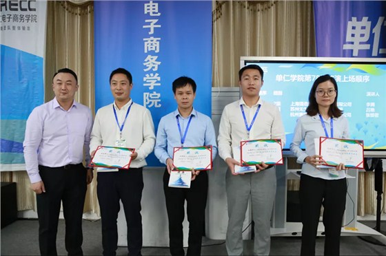 优秀学员合影留念