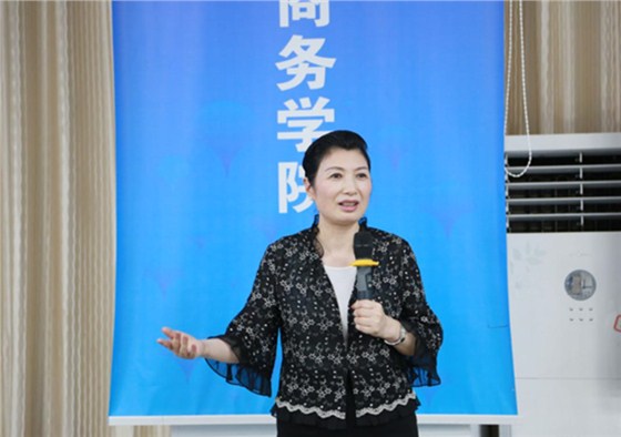 贾鹛院长发表致辞