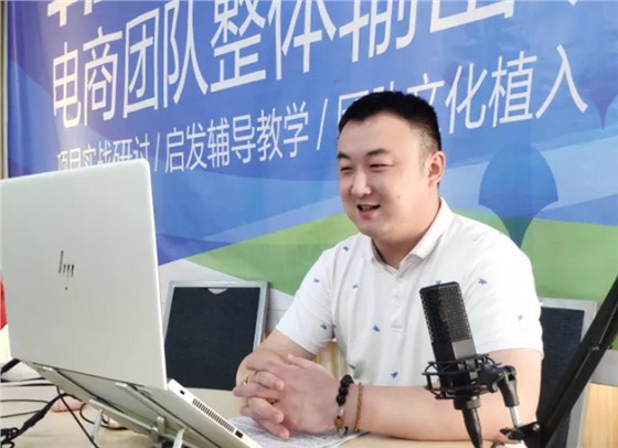 后台准备讲课的涂瑞老师