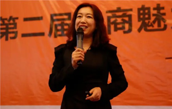 李晶老师在讲台上分享