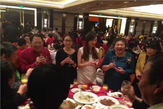 敬上一杯美酒，感谢双亲到来，开心之情，溢于言表