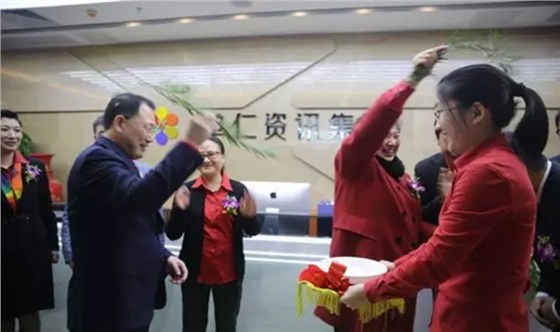 单总、刘总把象征财气的雨露洒遍公司职场及员工身上