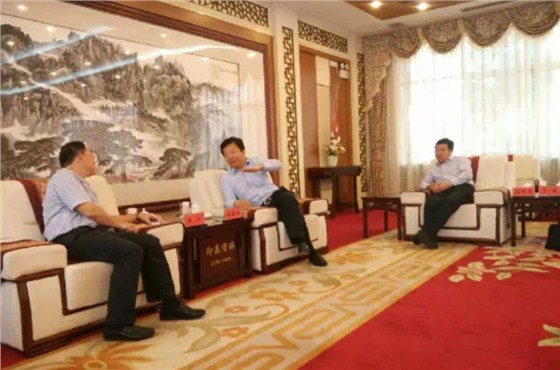 郑市长与单仁老师进行交流