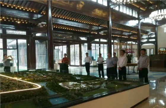 单仁资讯集团董事长单仁在即墨市领导陪同下参观即墨古城建设项目