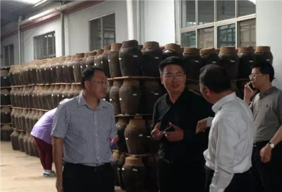 九盛酒业董事长为单仁先生介绍九盛万坛库藏年份原浆黄酒