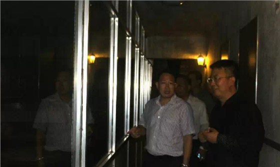 单仁先生参观指导青岛九盛酒业黄酒地下恒温发酵室
