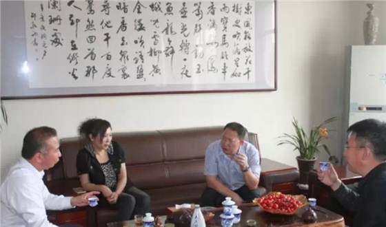 单仁先生品尝九盛即墨黄酒，对酒质、口感及网络营销提出意见和建议