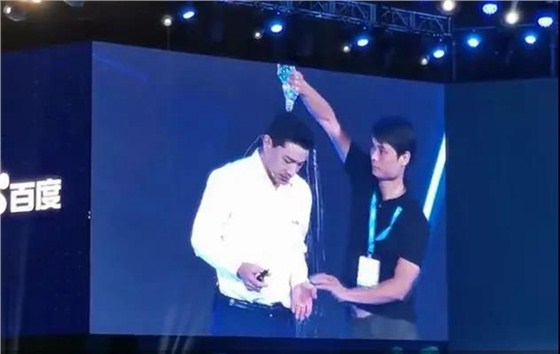李彦宏被这一瓶水浇的愣住了
