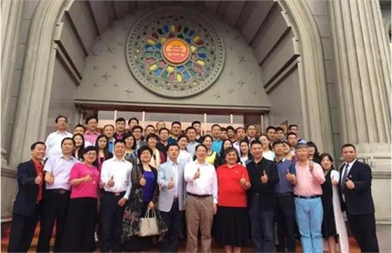 （参会学员在湖南牛商会馆门前合影）