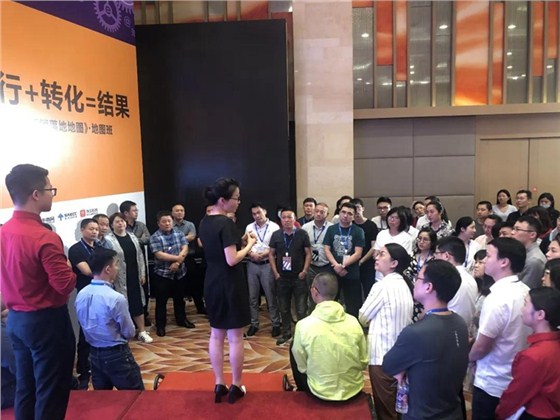 ▲周总在单仁资讯地图班接受采访
