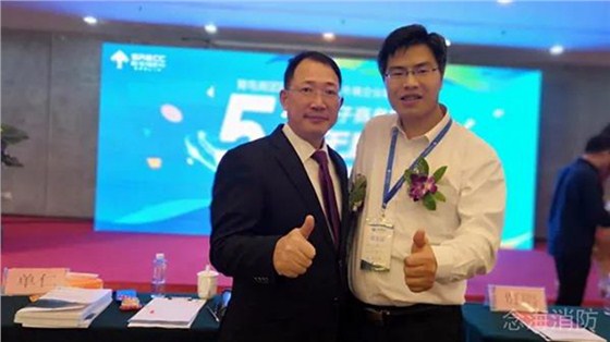 ▲念海消防苗总与单仁博士合影