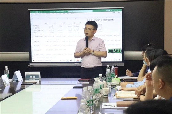 ▲南京分公司吴怀邦总经理作会议分享
