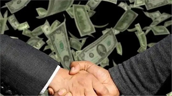 过去没有跨境电商，我们的企业对外贸易就要依靠中间商，或者是搞代工，赚的是生产制造的钱。